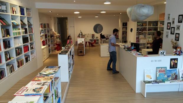 Imagen interior de la librería El Bosque de la Maga Colibrí