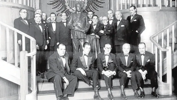 1948, en la Casa de ABC: Juan Ignacio Luca de Tena (de pie, segundo por la dcha.), en la entrega del Cavia a Jacinto Benavente (cuarto por la dcha.)
