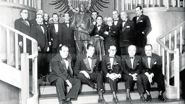 1948, en la Casa de ABC: Juan Ignacio Luca de Tena (de pie, segundo por la dcha.), en la entrega del Cavia a Jacinto Benavente (cuarto por la dcha.)