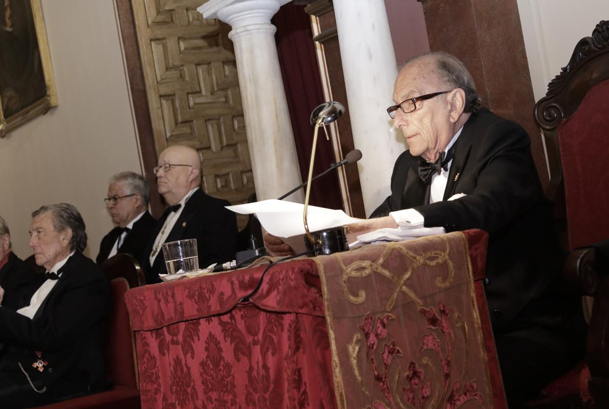 Manuel Salinas leyendo su discurso de ingreso en la Academia