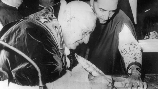 Juan XXIII estampa su firma en la convocatoria del Concilio Ecuménico de la Iglesia Católica