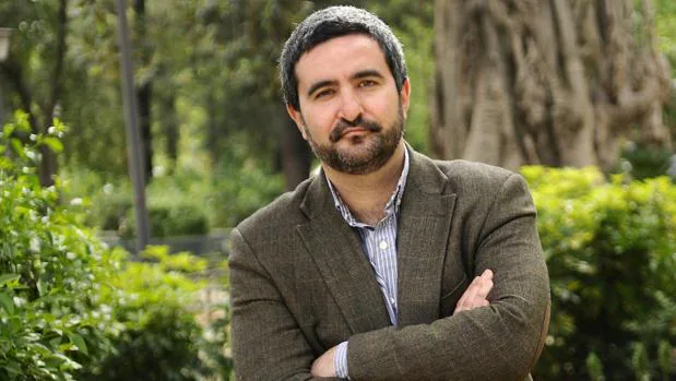 El escritor Daniel Ruiz García, ganador del premio Tusquets con «La gran ola»