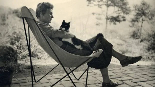 Elizabeth Bishop con su gato «Tobías» en 1954