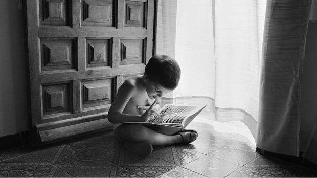 Fragmento de «Objetivo la Luna, Mario leyendo a Tintín», de Juan Manuel Castro Prieto