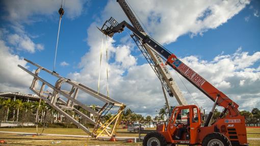 Montaje de la escultura en Miami