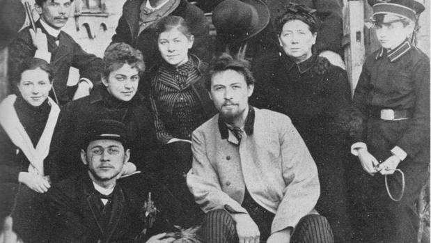 Chéjov (en el centro, sentado), con su familia en 1889 (Detalle)