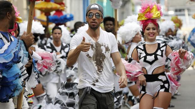 Enrique Iglesias, en un momento del rodaje del videoclip de «Súbeme la radio»