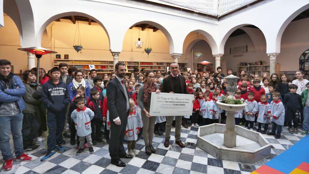 Entrega del cheque de los alumnos en el San Francisco de Paula