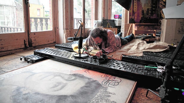 José María Cano, trabajando en su casa de Londres