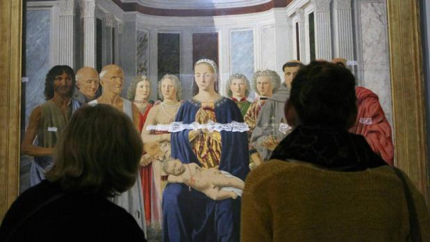 «Sacra Conversación», de Piero della Francesca, protegida con papel de seda para evitar pérdidas de pintura