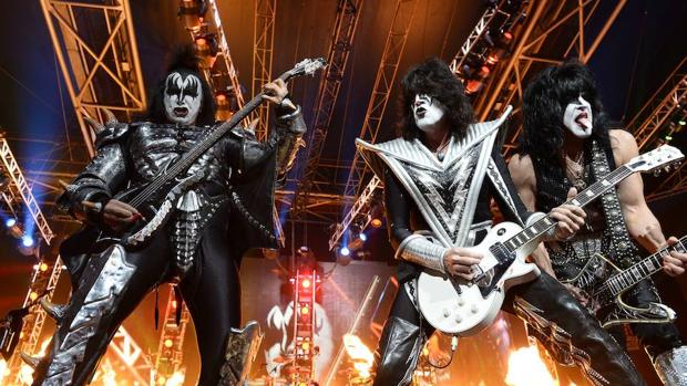 Kiss, con Gene Simmons a la izquierda