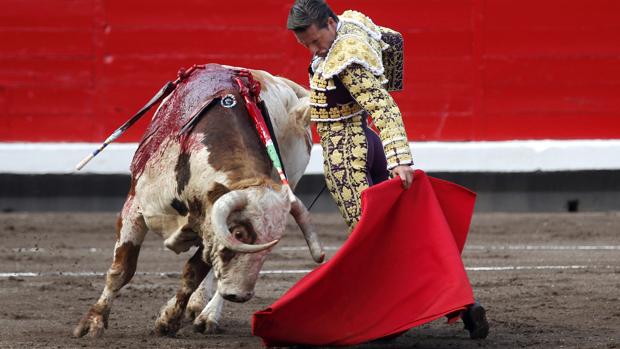 Diego Urdiales, el pasado año en Bilbao con el toro «Atrevido» de Alcurrucén, al que cortó dos orejas