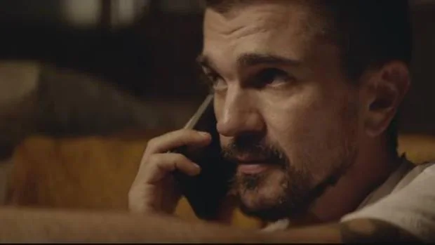 Juanes, en el videoclip de «Hermosa ingrata»