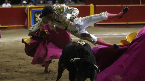 Juan de Castilla sufrió una espectacular voltereta en su alternativa