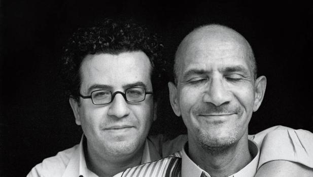 Hisham Matar (a la izquierda) y su tío Mahmoud, que estuvo recluido en prisión junto al padre del escritor