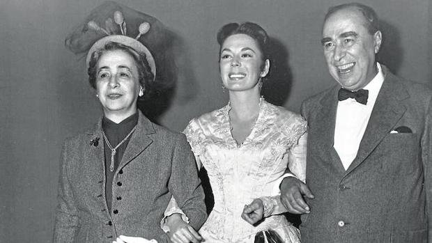 Carolina Nabuco –a la izquierda– con su hermano y la actriz Ruth Roman, en Hollywood