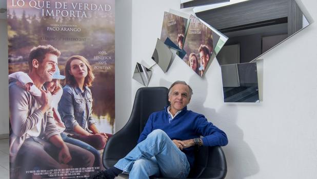 Paco Arango junto al cartel de su película