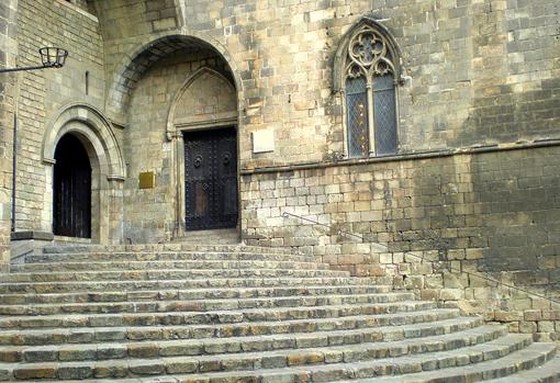 Escalinatas del Palacio Real en la Plaza del Rey, donde tuvo lugar el episodio.