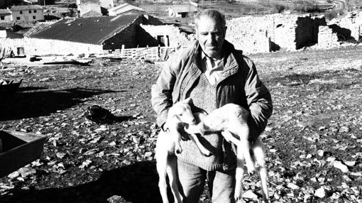 El pastor Matías López en la pedanía de Motos (Guadalajara), donde vive solo todo el año. La foto es del libro «Los últimos. Voces de la Laponia española», de Paco Cerdà