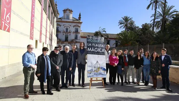 El elenco de «La flauta mágica», con presencia destacada de jóvenes cantantes españoles