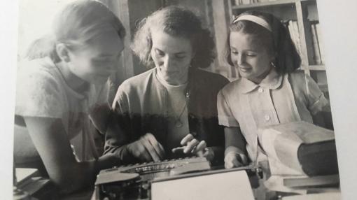 Carmen Laforet, con sus hijas, Cristina y Silvia, en su casa, hacia 1955