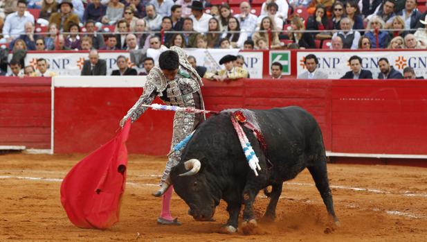 Paco Ureña, en un largo derechazo en Insurgentes