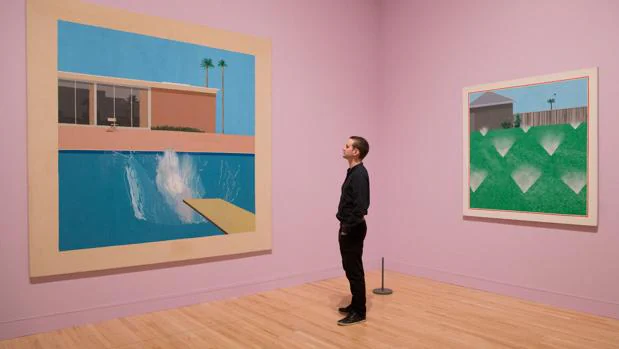 Un visitante delante de los cuadros «A Bigger Splash» (1967) y «A Lawn Being Sprinkled» (1967)