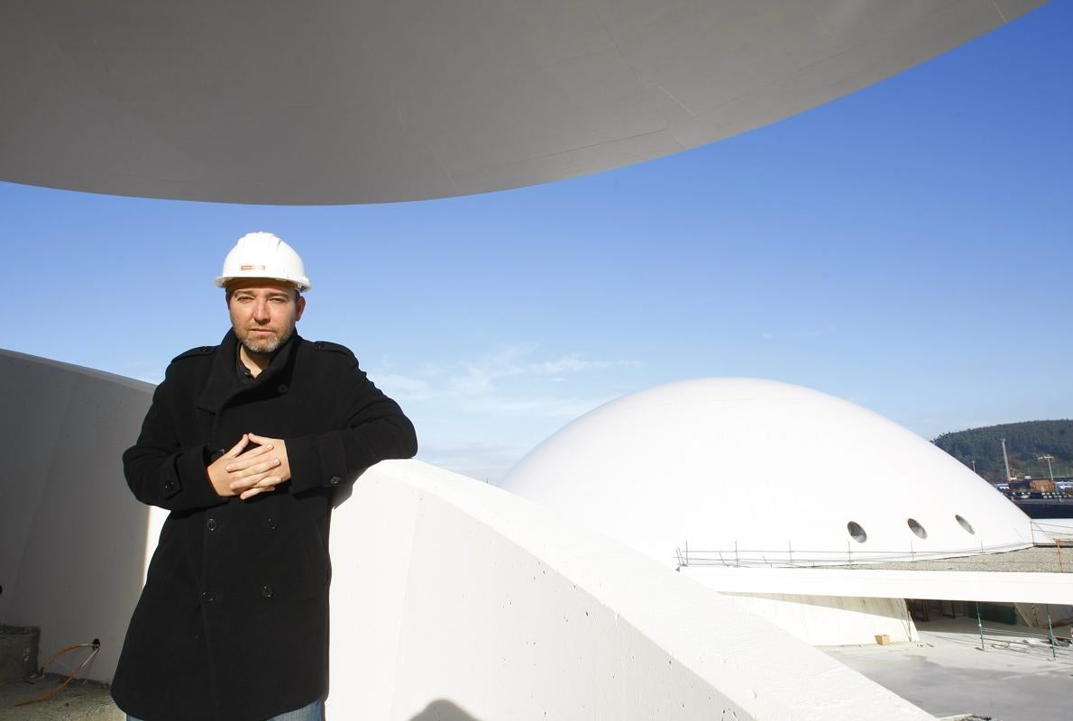 Natalio Grueso, fotografiado durante las obras del Centro Niemeyer de Avilés