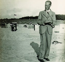 Lyonel Feininger dibujando en la playa, retratado por su hijo Lux