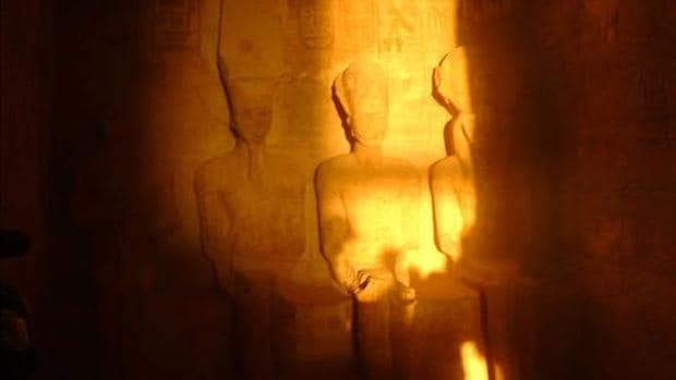Los días 22 de febrero y 22 de octubre de cada año un rayo de luz ilumina la estatua de Ramsés II en Abu Simbel