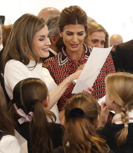 Doña Letizia y Juliana Awada, con un grupo de escolares