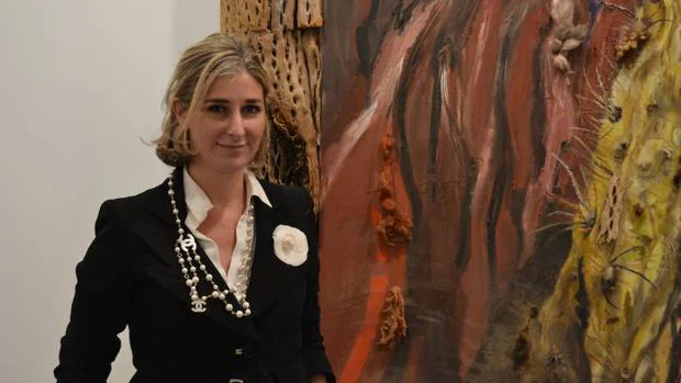 La directora de la galería argentina Cosmocosa junto a una obra de Marcia Schvartz