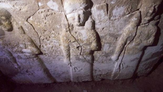 Esculturas asirias que representan una semi-diosa, que rocía «agua de la vida» para proteger a los humanos