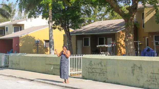 Una residente de Overtown, uno de los barrios deprimidos de Miami golpeados por la violencia