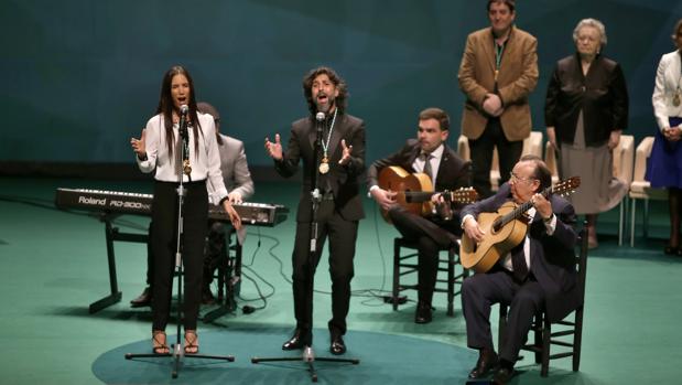 Arcángel e India Martínez emocionan con el himno de Andalucía el 28-F