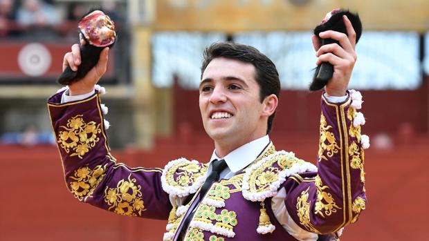 Rafael Serna saluda al respetable con sus dos trofeos