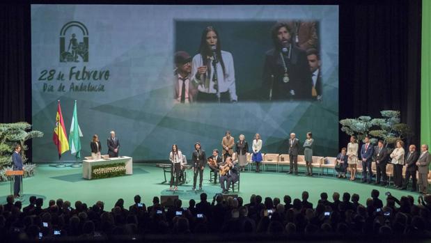 India Martínez, Arcángel y Paco Cepero interpretan el himno de Andalucía