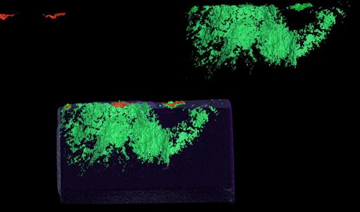Vista lateral de rayos X del mismo impacto. Se observan los daños estructurales internos causados en la consistencia del mineral