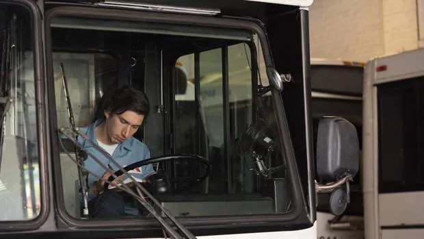 Adam Driver interpreta a un conductor de autobús y poeta inédito en «Paterson»