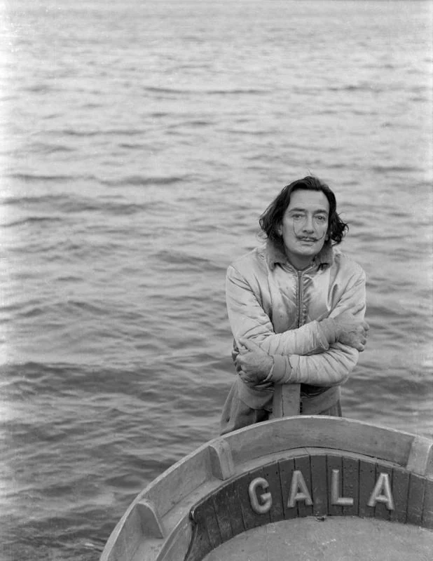 Dalí, detras de la barca «Gala» en 1951