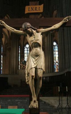 Cristo Crucificado frente al altar mayor de la Catedral Nueva de Vitoria