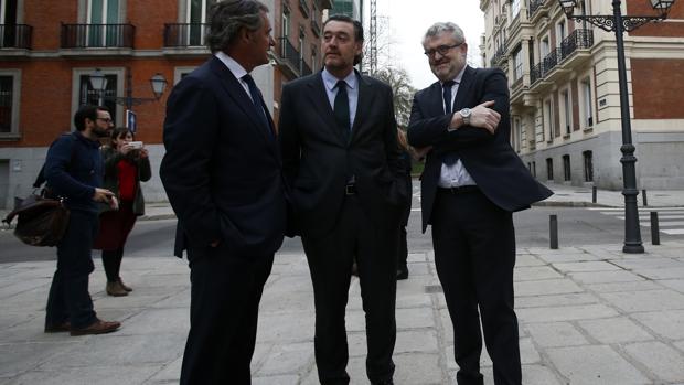 Miguel Zugaza y Miguel Palomir ayer, en la despedida del primero en el Prado