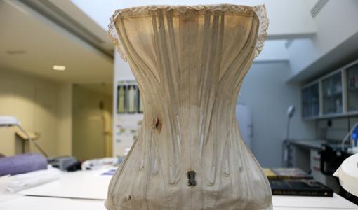 El corpiño de Isabel II con las huellas del atentado que sufrió con arma blanca