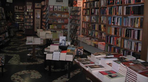 Interior de la librería Berkana, en Madrid