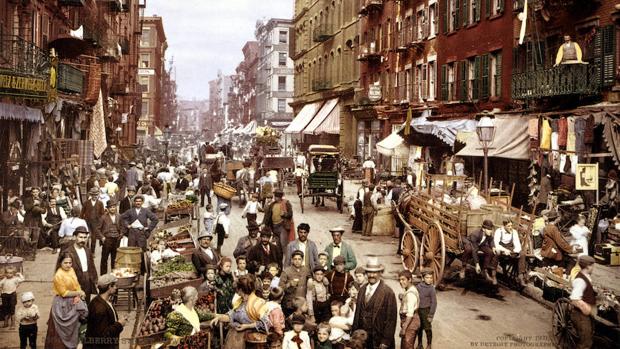 Fotografía coloreada en la que puede verse el animado ambiente de una de las calles del Lower East Side de Nueva York en los tiempos en que el siglo XIX le daba el testigo al XX