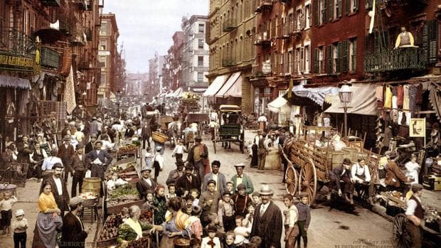 Fotografía coloreada en la que puede verse el animado ambiente de una de las calles del Lower East Side de Nueva York en los tiempos en que el siglo XIX le daba el testigo al XX
