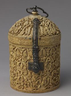 Pyxis de marfil hecho por el artista Khalaf, de 966