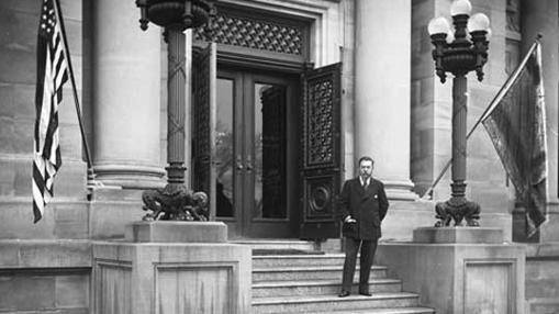 Sorolla, en el exterior de la Hispanic Society