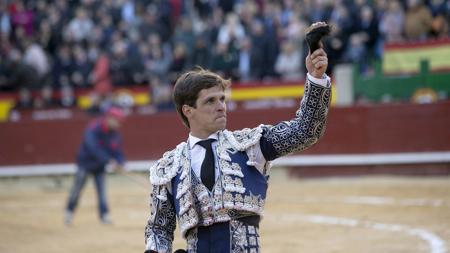 El Juli pasea la oreja del cuarto