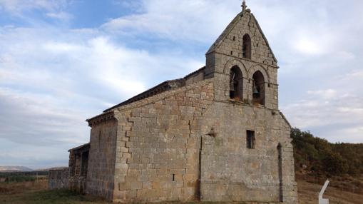 Iglesia románica de San Martín, de Quintanilla de la Berzosa, y el granero adosado, en septiembre de 2016